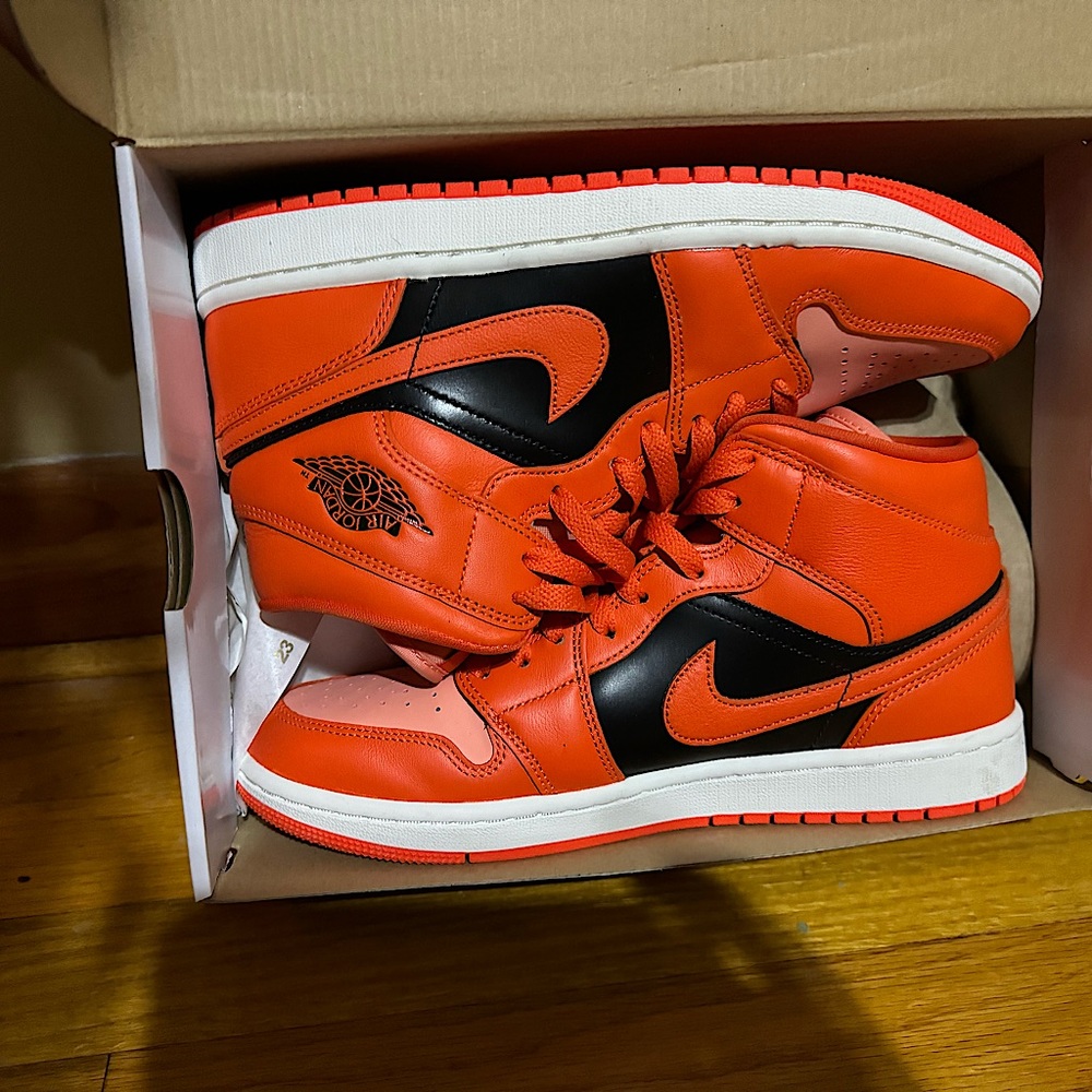 Nike Jordan mid se Orange Crimson Bliss sz 10